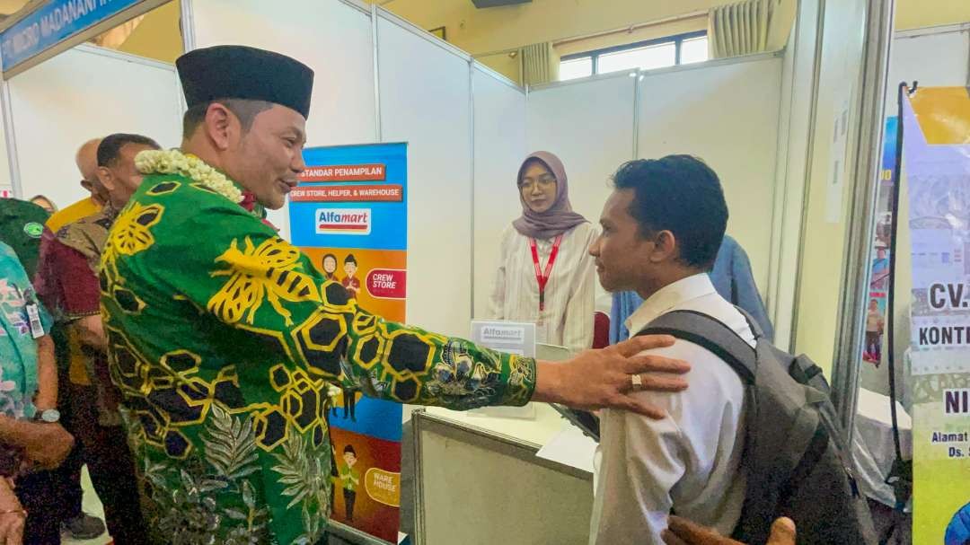 Plt Bupati Sidoarjo, Subandi, saat temui job seeker di job matching. (Foto: Aini Arifin/Ngopibareng.id)