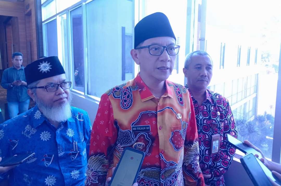 Wakil Bupati Jember Gus Balya Firjaun Barlaman saat memaparkan kasus pernikahan anak di Jember (Foto: Rusdi/Ngopibareng.id)