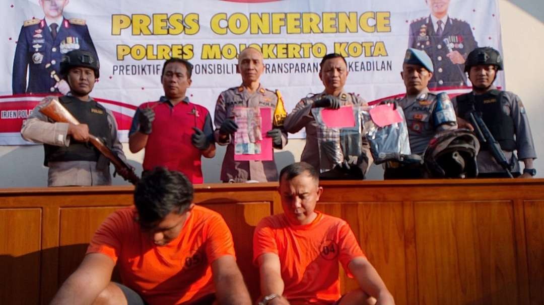 Dua maling motor yang diamankan polisi usai curi motor di rental PS Mojokerto(Foto Deni Lukmantara/Ngopibareng)