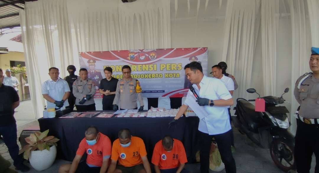 Konferensi pers ungkap kasus narkoba.(Foto Deni Lukmantara/Ngopibareng.id)