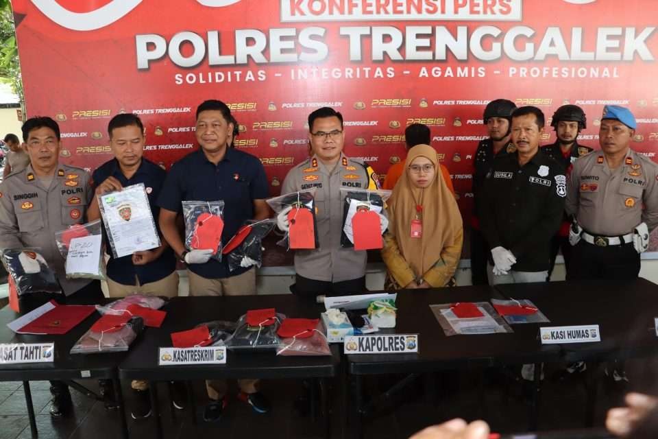 Kapolres Trenggalek AKBP Gathut Bowo Supriyono dalam acara jumpa pers di Polres Trenggalek. (Foto.dok. polres trenggalek)