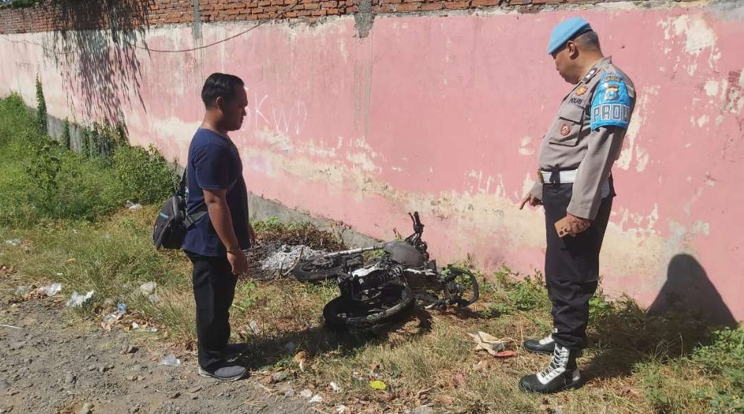 Petugas mengecek bangkai sepeda motor yang terbakar di SPBU Sukowidi (foto: istimewa)