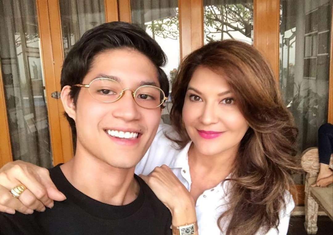 Foto mesra pasangan ibu dan anak, aktris Tamara Bleszynski dan putra pertamanya, Teuku Rassya. (Foto: Instagram)