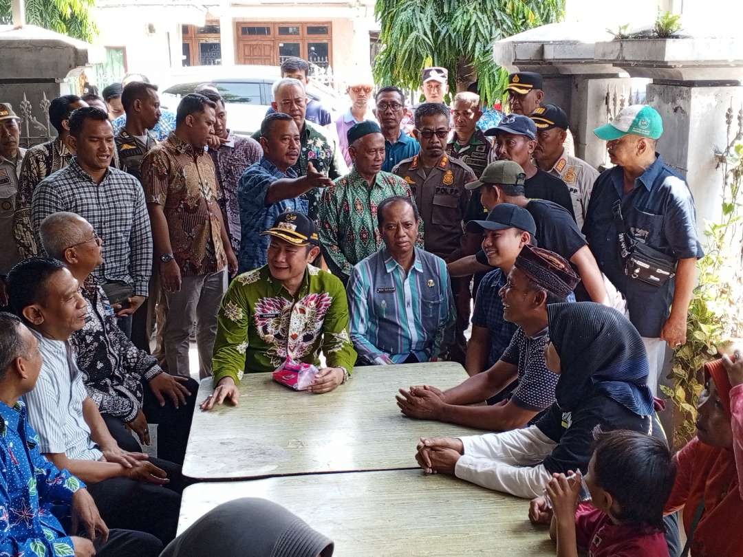 Bupati Lamongan, Yuhronur Efendi (batik hijau) didampingi Sekkab Nalikan berdialog dengan warga Lingkungan Bandung, Kelurahan Sukomulyo. Ke amatan Lamongan, Jawa Timur. (Foto: Imron Rosidi/Ngopibareng.id)i