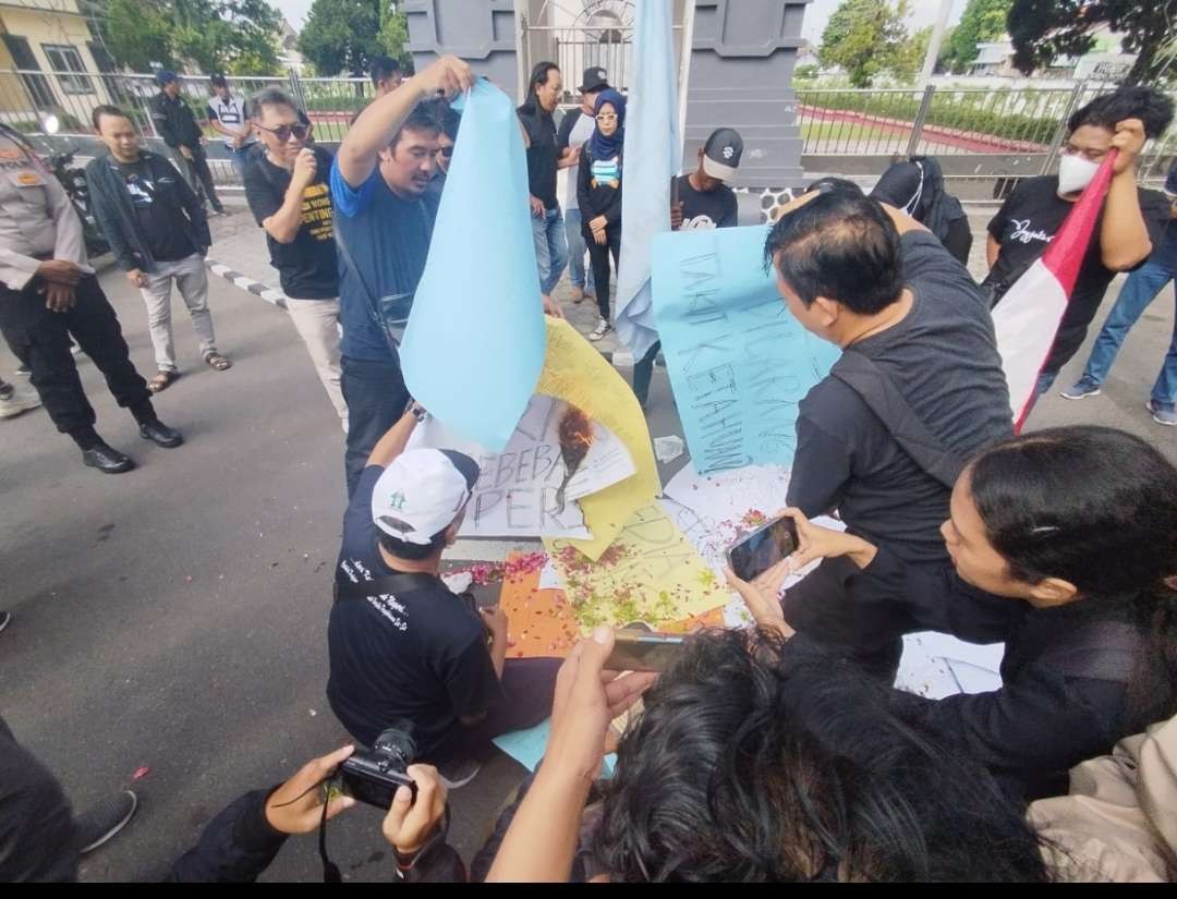 Tiga organisasi profesi jurnalis melakukan aksi damai turun ke jalan menyuarakan penolakan sejumlah pasal di RUU Penyiaran Jumat 17 Mei 2024. (Foto: Istimewa)