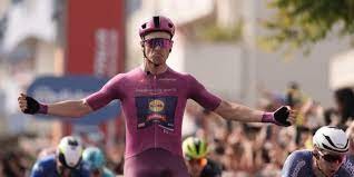 Jonathan Milan (Trek-Lidl) mempertahankan jersey ungu dan menjadi juara satu di Giro d'Italia etape 11. (Foto: Istimewa)