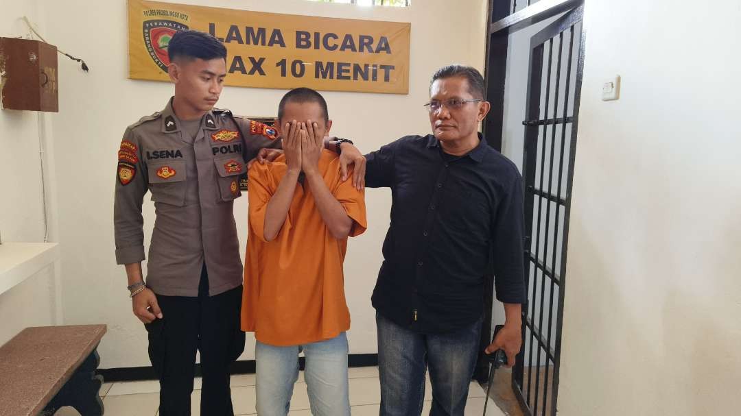 Muhammad Udin Zainal, 31 tahun, tersangka pencabulan saat diperiksa di Mapolres Probolinggo Kota. (Foto: Humas Polres)