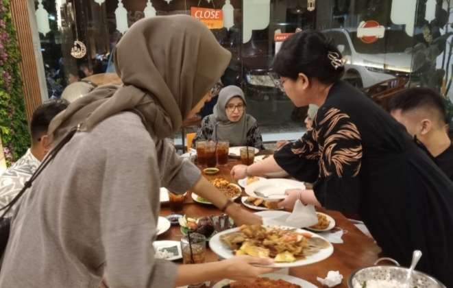 Profesional muda makan siang di warung PK-5 kawasan Setia Budi Jakarta Selain, mengesampingkan gengsi (Foto: Asmanu Sudarso/ngopibareng.id)