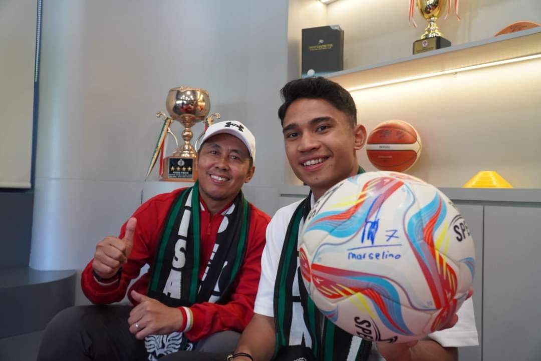 Dekan FIKK Unesa, Dr Dwi Cahyo Kartiko (kiri) bersama Marselino Ferdinan. (Foto: Istimewa)