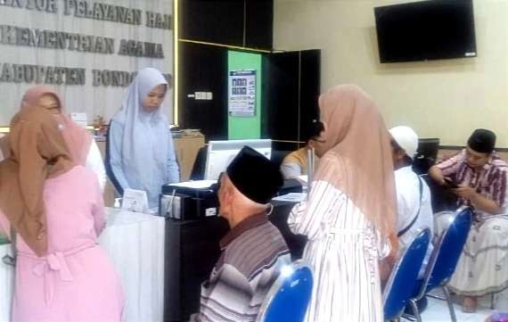 Para jemaah calon haji Bondowoso saat melunadi Bipih 2024 di Kantor Kemenag Bondowoso. (Foto:Guido/Ngopibareng.id)