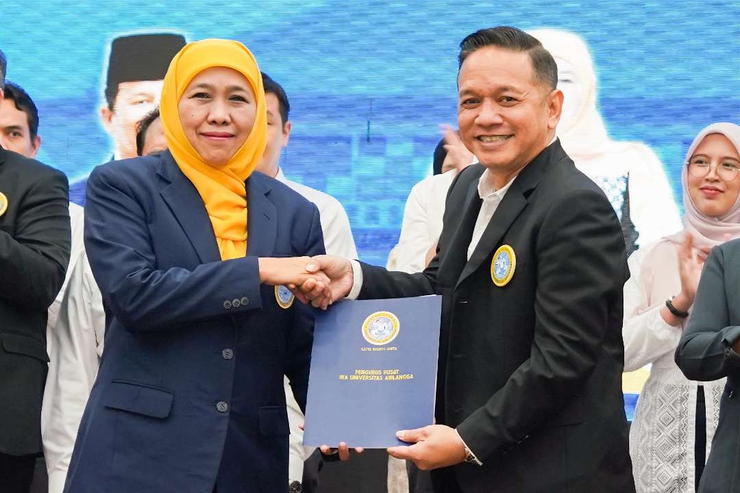 Ketua Umum PP IKA Unair Khofifah Indar Parawansa mengukuhkan jajaran Pengurus Wilayah IKA Unair Kepulauan Riau Kamis, 16 Mei 2024. (Foto: Istimewa)