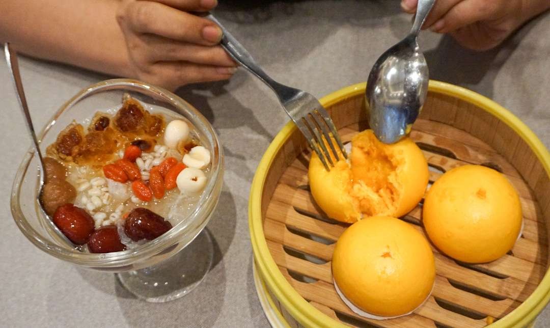 Segarnya dessert peach gum cocok dinikmati bersama bakpao telur asin (Foto: Aini/Ngopibareng.id)