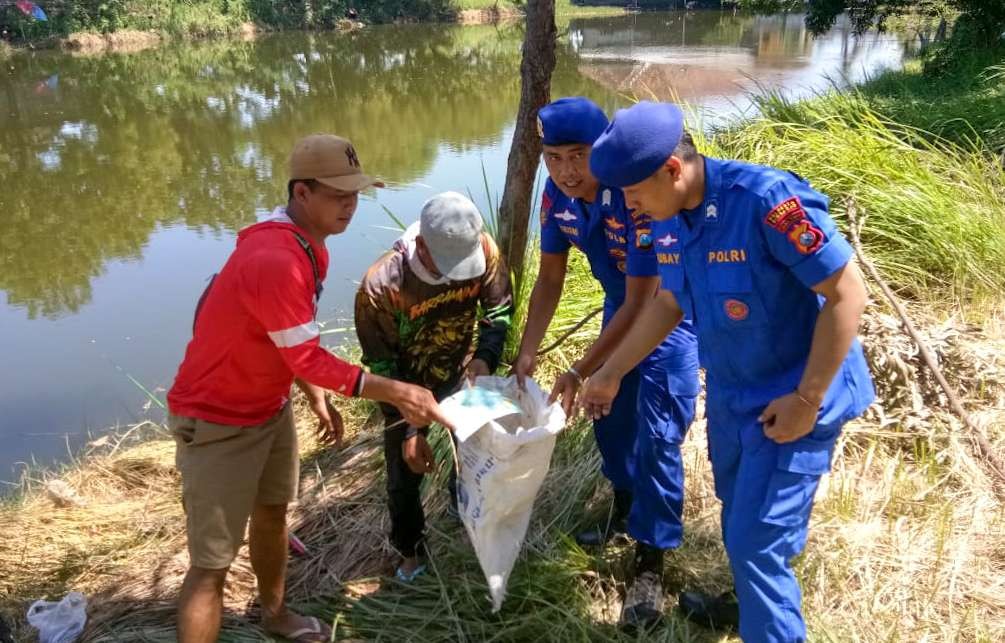 Satpolairud Polresta Sidoarjo bersihkan sampah bersama warga. (Foto: Aini/Ngopibareng.id)