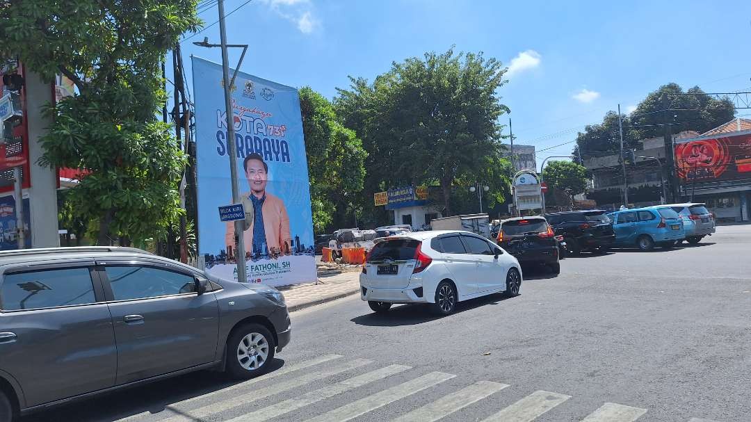 Baliho berukuran besar, yang dipasang Ketua DPD Partai Golkar Surabaya Arif Fathoni, yang terpampang di Jalan Kertajaya Indah. (Foto: Julianus Palermo/Ngopibareng.id)