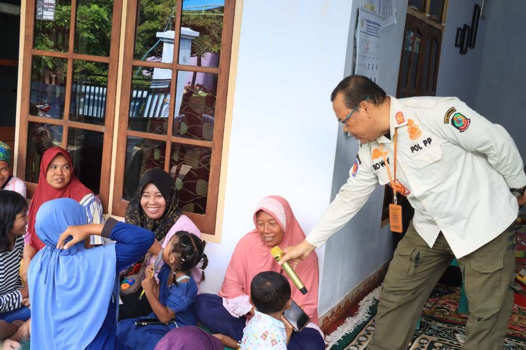 Salah seorang petani tembakau menyampaikan pertanyaan terkait gempur rokok ilegal (foto: istimewa)