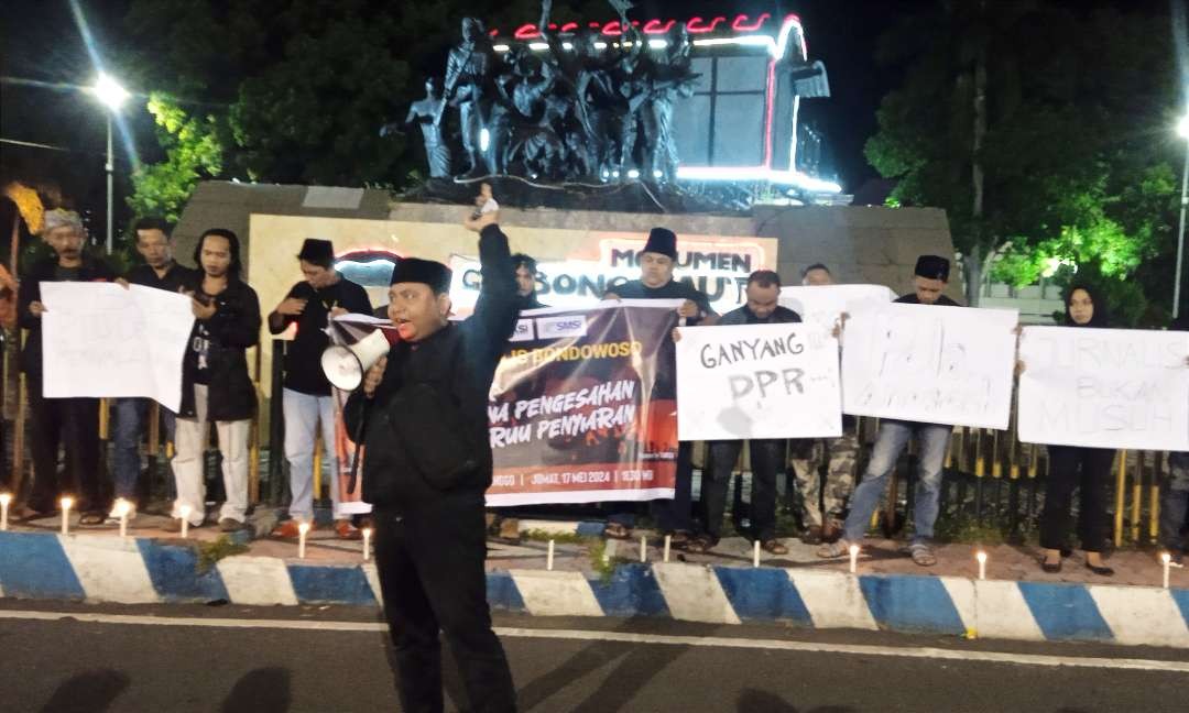 Puluhan wartawan tergabung Forum Jurnalis Bondowoso aksi demo menolak RUU Penyiaran di Monumen Gerbong Maut. (Foto: Guido/Ngopibareng.id)