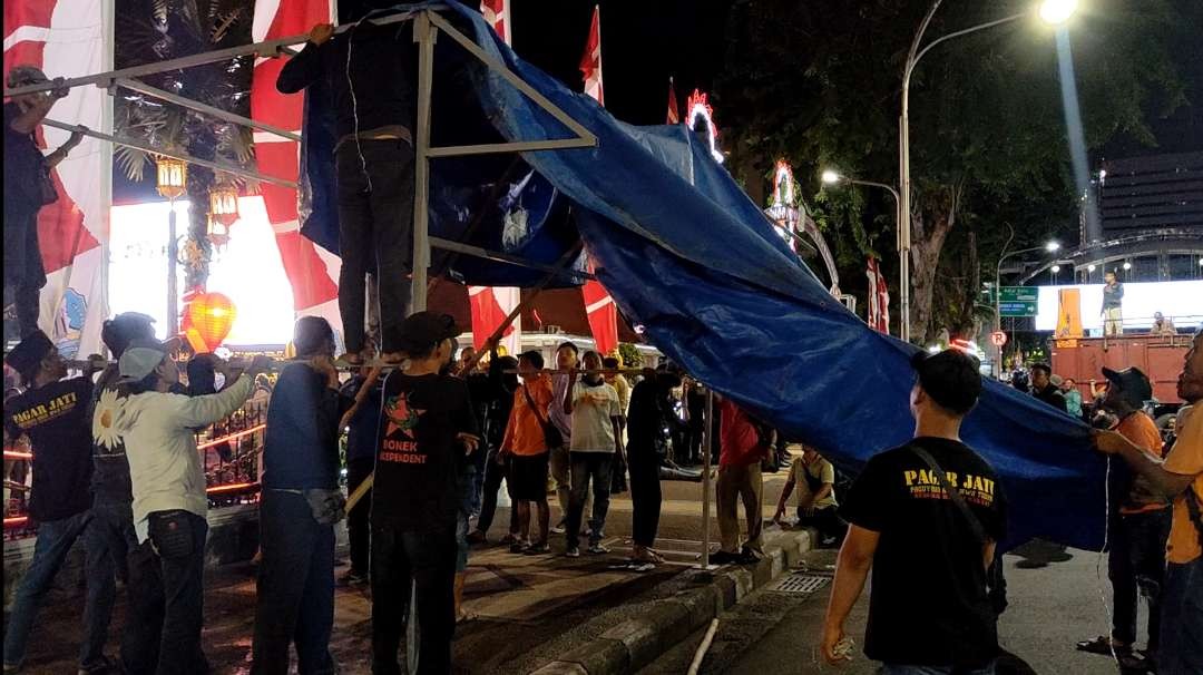 Sejumlah warga terdampak penggusuran Rusunawa Gunungsari melakukan aksi di depan Gedung Negara Grahadi, Surabaya, Jumat 17 Mei 2024. (Foto: Fariz Yarbo/Ngopibareng.id)