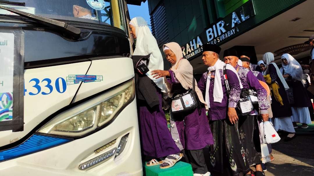 CJH Embarkasi Surabaya saat akan memasuki bus untuk berangkat haji di Asrama Haji Sukolilo, Surabaya, Sabtu 18 Mei 2024. (Foto: Fariz Yarbo/Ngopibareng.id)