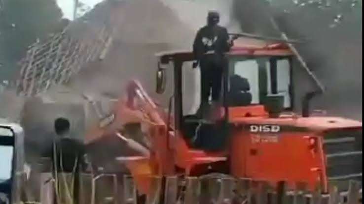 Rumah dirobohkan sesuai kesepakatan anak dan ibunya di Malang, masalah warisan. (Foto: Tangkapan layar video)