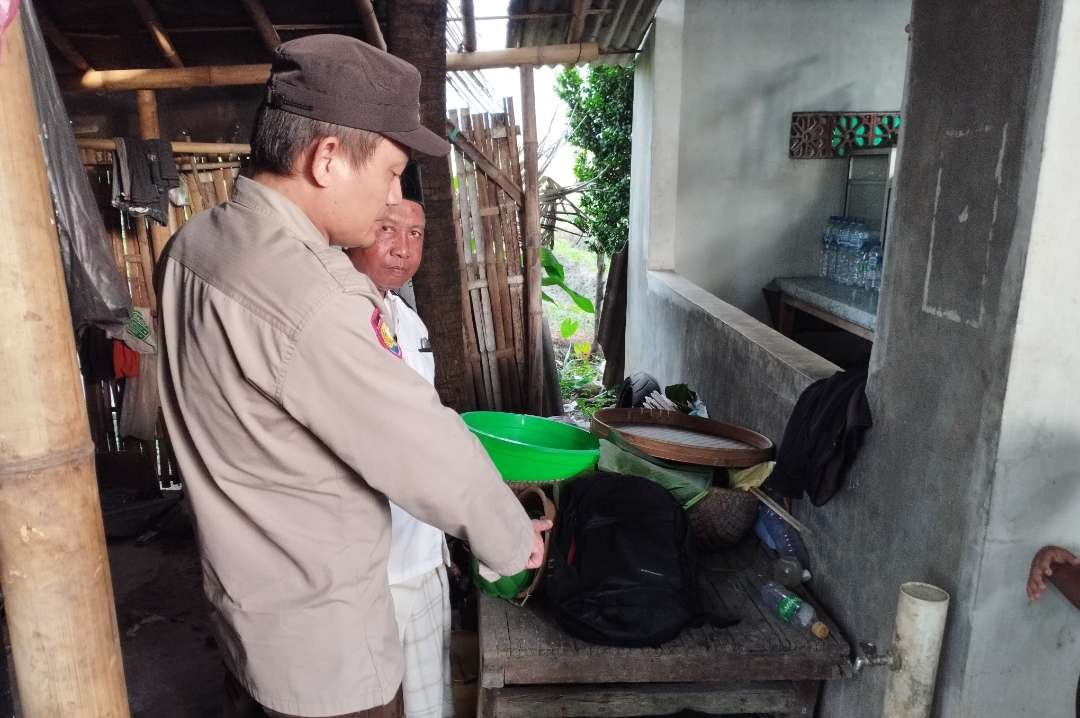 Polisi menunjukkan lokasi penemuan bayi (foto: istimewa)