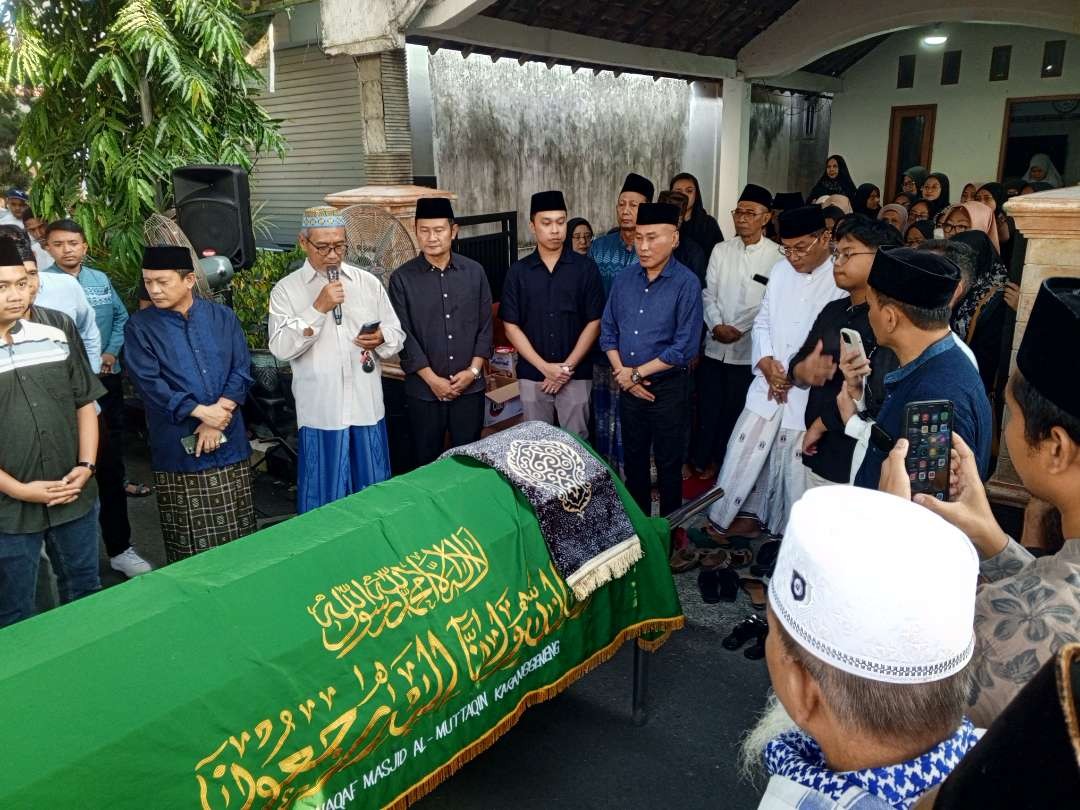 Bupati Lamongan, Yuhronur Efendi baju hitam lengan panjang didampingi Dirham Akbar Aksara baju hitam lengan pendek menjelang pemberangkatan jenazah (Foto :Imron Rosidi/ngopibareng.id)