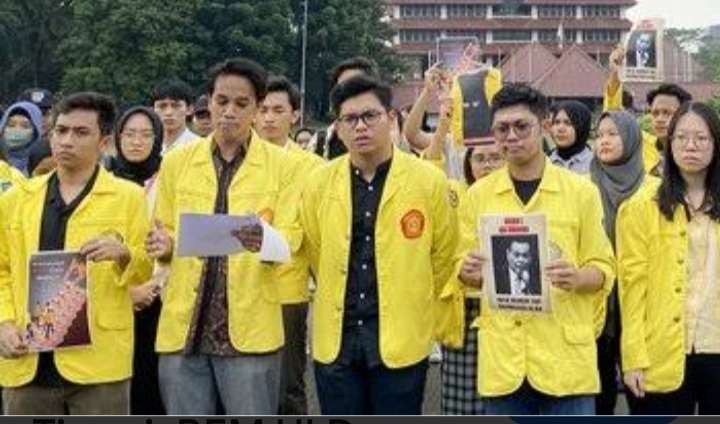 BEM UI melakukan unjuk rasa damai di depan kampus mengkritisi tingginya UKT (Foto: Istimewa)