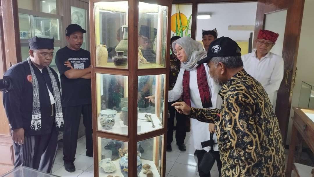 Bupati Banyuwangi, Ipuk Fiestiandani melihat koleksi barang kuno di Omahseum. (Foto: Muh Hujaini/Ngopibareng.id)