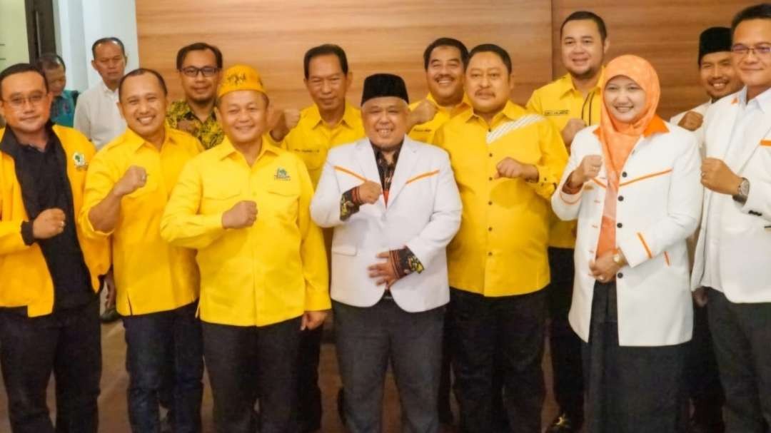 Jajaran pengurus DPW PKS Jatim (putih) usai pertemuan dengan jajaran pengurus DPD Golkar Jatim di Surabaya. (Foto: Istimewa)