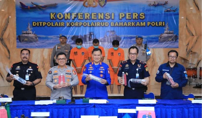 Tim gabungan Korps Kepolisian Air dan Udara Badan Pemeliharaan Keamanan (Korpolairud Baharkam) Polri dan Kementerian Kelautan Perikanan (KKP) RI menggagalkan penyelundupan benih lobster senilai Rp 19,2 miliar. (Foto: Istimewa)