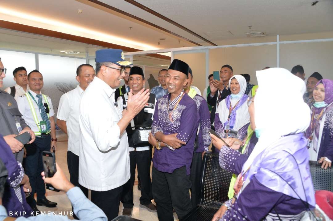 Menteri Perhubungan Budi Karya Sumadi saat meninjau kesiapan angkutan haji 2024 serta menyapa calon jamaah haji yang akan berangkat ke Tanah Suci Mekah di Bandara Juanda, Surabaya, Sabtu 18 Mei 2024.(Foto: dok. Kemenhub)