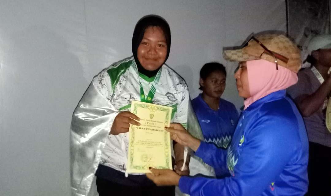 Atlet Ponorogo, Indi Oktaviani meraih medali perak tolak peluru dari ajang Jatim Open 2024 di Surabaya. (Foto: dok. kominfo ponorogo)