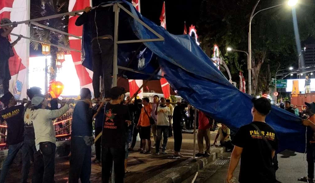 ejumlah warga terdampak penggusuran Rusunawa Gunungsari melakukan aksi di depan Gedung Negara Grahadi, Surabaya, Jumat 17 Mei 2024. (Foto: Fariz Yarbo/Ngopibareng.id)