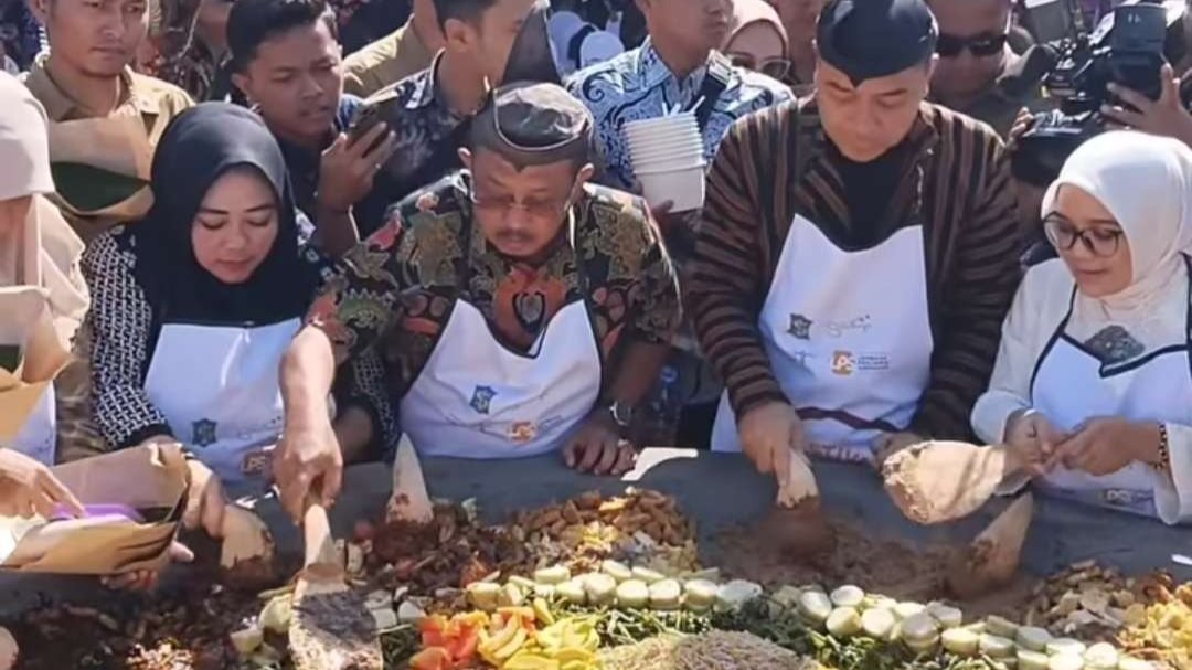 Walikota Surabaya Eri Cahyadi dan wakilnya, Armuji nguleg bumbu rujak cingur di Festival Rujak Uleg di Balai Kota Surabaya, Minggu 19 Mei 2024. (Foto: Istimewa)