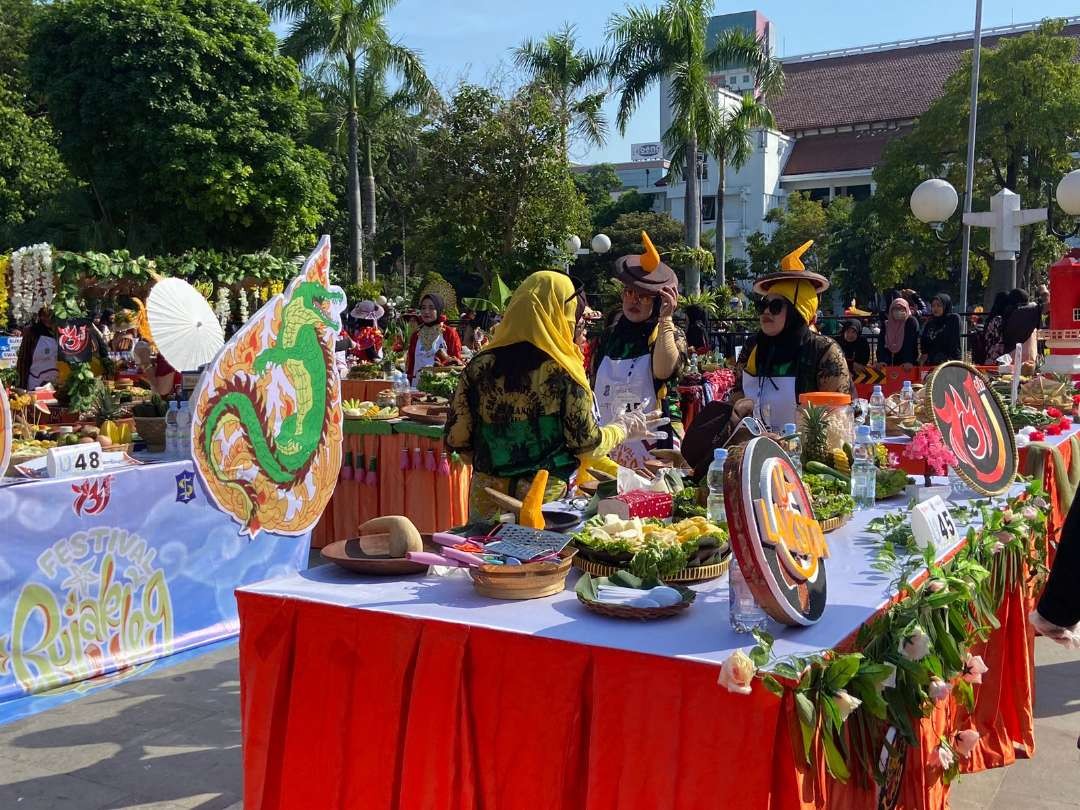 Suasana Festival Rujak Uleg, yang diselenggarakan di Balai Kota Surabaya jelang Hari Jadi Kota Surabaya ke-731. (Foto: Julianus Palermo/Ngopibareng.id)