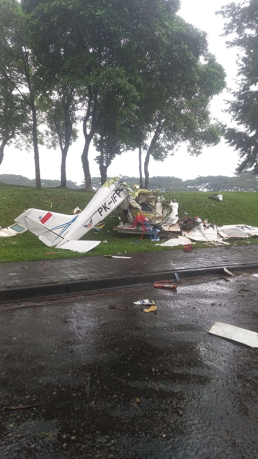 Puing pesawat korban kecelakaan di BSD, Tangerang Selatan, Minggu 19 Mei 2024 pukul 14.00 WIB. (Foto: X TMC Polda Metro Jaya)