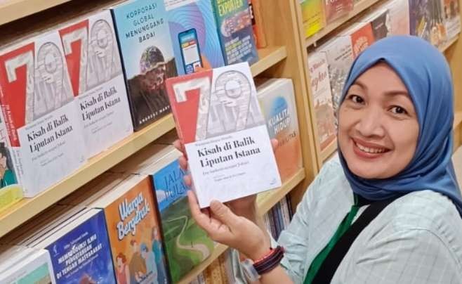 Buku Kisah Di Balik Liputan Istana, sudah bisa diperoleh di toko Buku Gramedia (Foto: istimewa)