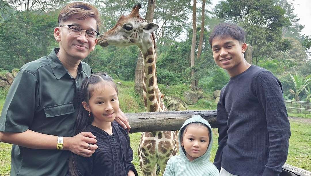 Ruben Onsu bersama ketiga anaknya, termasuk si sulung, Betrand Onsu, sebelum kondisinya drop di Majalengka dan menyusul kabar duka dari NTT. (Foto: Instagram @rubenonsu)