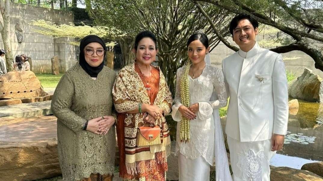 Mbak Titiek Soeharto menghadiri pernikahan Sasqia, putri semata wayang dari mantan pasangan suami istri Ongky Alexander dan Paula Ayustina Saroinsong di Bandung, Jumat 17 Mei 2024. (Foto: Instagram @titieksoeharto)