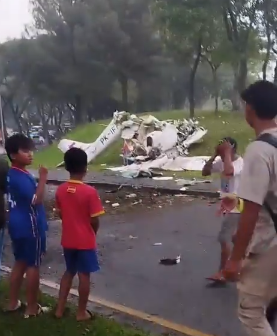 Pesawat latih Cessna yang jatuh di Tangerang Selatan pada Minggu 19 Mei 2024. (Foto: tangkapaan layar medsos X)