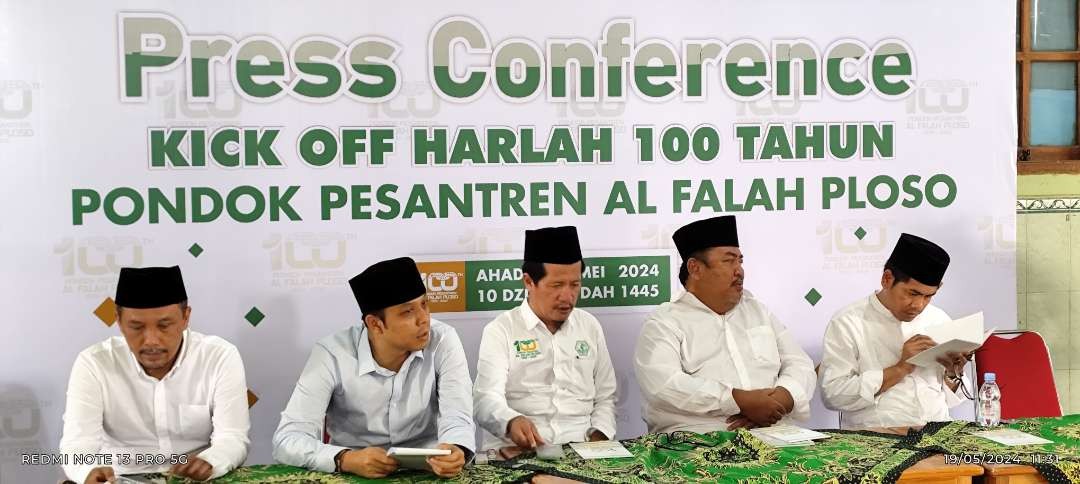 Sejumlah Panitia Penyelenggara putra para Kyai Ikut memberikan keterangan acara Kick Off Harlah 100 Tahun Ponpes Al Falah Ploso (Foto: Fendi Lesmana/ngopibareng.id)