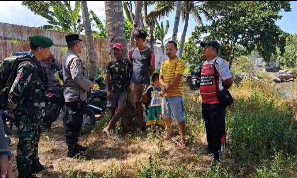 Kapolsek Kabat AKP Kusmin bersama jajaran koramil kabat berdialog dengan masyarakat dalam rangka pengamanan WWF Bali (foto: Istimewa)rangka