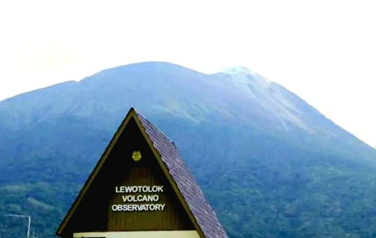 Gunung Ile Liwetolok terus menyemburkan lava sejak 14 Mei 2024. (Foto: kbknews.id)