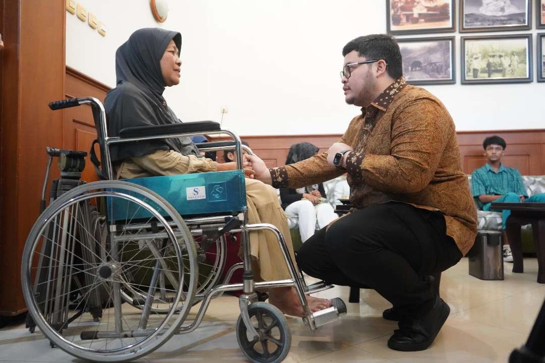 Bupati Kediri Hanindhito Himawan Pramana memberikan bantuan alat bantu mobilitas kepada penyandang disabilitas. (Foto: Istimewa)