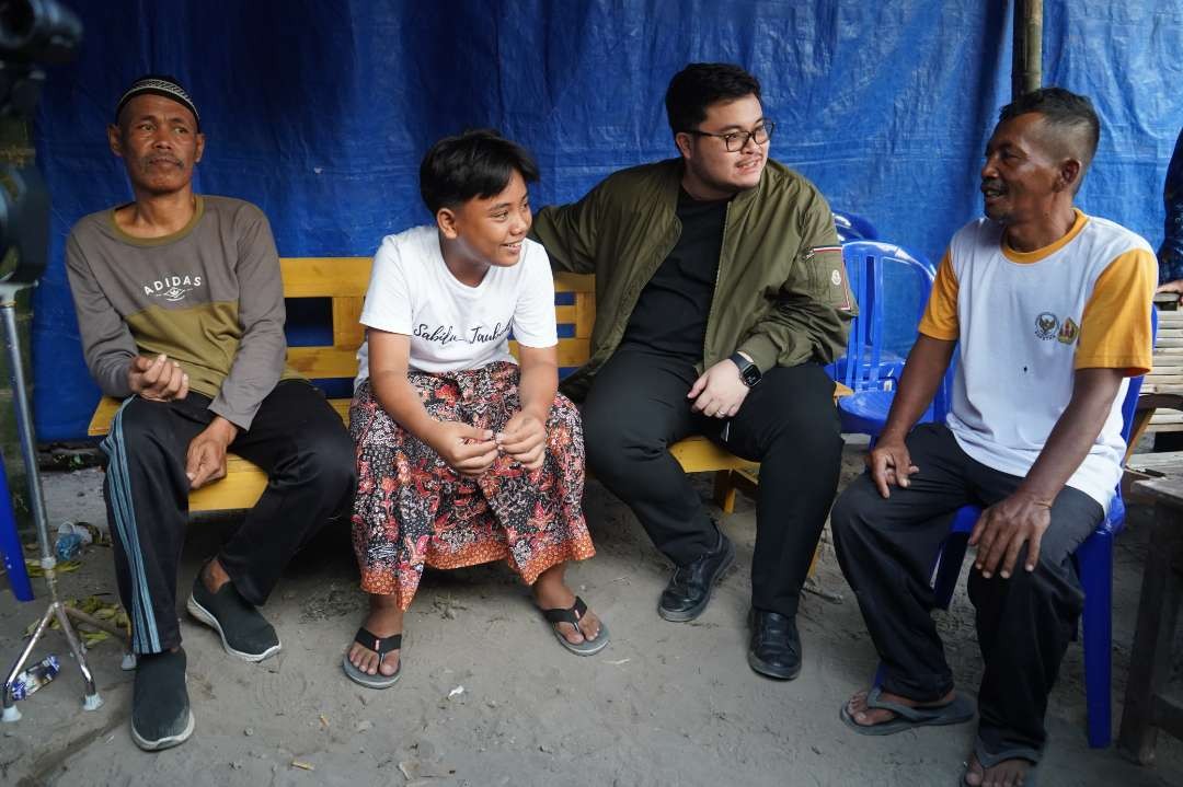 Bupati Kediri Hanindhito Himawan Pramana sambangi rumah pelajar SMP yang merawat orang tuanya yang sedang sakit stroke. (Foto: Istimewa)