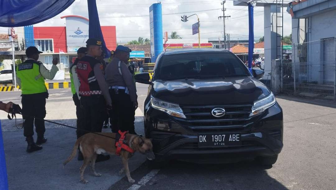 Petugas mengecek kendaraan yang akan menyeberang ke Bali di pintu masuk Pelabuhan Ketapang (foto: Muh Hujaini/Ngopibareng.id)