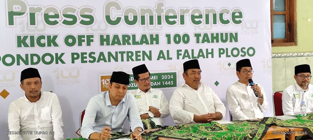 Sejumlah Panitia Penyelenggara Harlah 100 Tahun Ponpes Al Falah Ploso Mojo Kediri memberikan keterangan pers. (Foto: Fendi Lesmana/Ngopibareng.id)