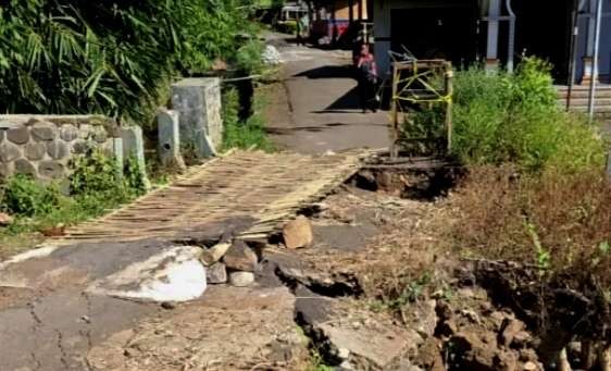 Kondisi Jembatan Kasur penghubung dua Dusun di Desa Kabuaran Kecamatan Grujugan Bondowoso sangat memprihatinkan. (Foto: Guido/Ngopibareng.id)