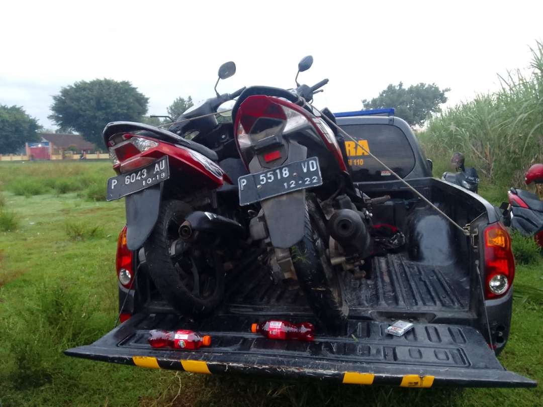 Dua sepeda motor diduga milik pelaku ditinggalkan di lokasi kejadian, kini diamankan polisi (Foto: Dok Polsek Mayang)