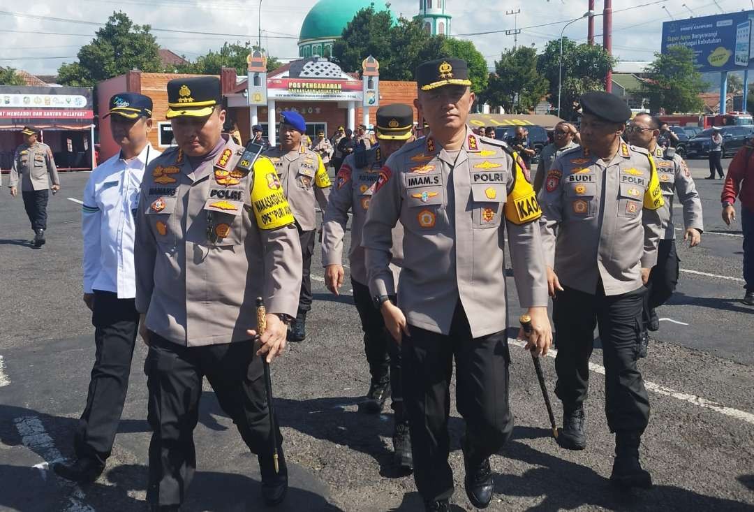 Kapolda Jatim Irjenpol Imam Sugianto didampingi Kapolresta Banyuwangi Kombespol Nanang Haryono (foto: Muh Hujaini/Ngopibareng.id)