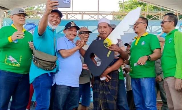 Saihol, warga Desa Kendit Situbondo tidak bisa menyetir mobil mendapat hadiah utama mobil Suzuki APV di Liga Perkutut Jatim Piala Bupati Situbondo II 2024. (Foto: Panpel Liga Perkutut)